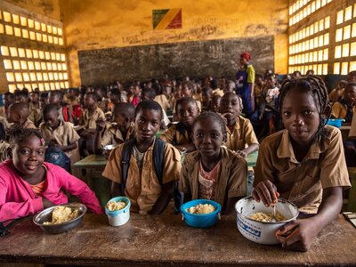 Photo: WFP/Gabriela Vivacqua Gaelvie and her classmates during lunchtime at Madingou Gare School, Bouenza Department.