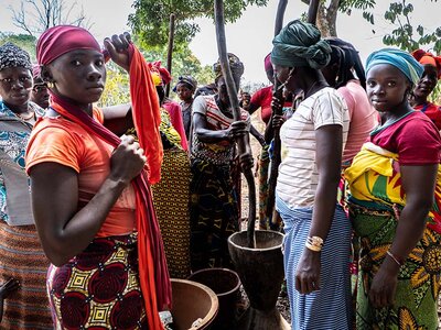 Photo: WFP/Theresa Piorr A group of women are working