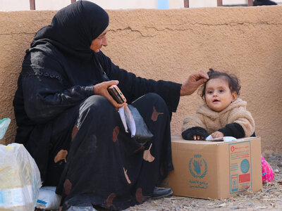 Photo: WFP/Hussam Al Saleh A displaced Syrian family returning from Lebanon to Syria, Deir ez-Zor, following the eruption of the conflict in Lebanon, receives WFP food assistance to help meet their immediate food needs upon arrival in Syria.