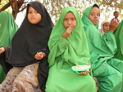 Photo: WFP/Martin Karimi School children at Jaribu Primary School, Garissa, enjoy a hot lunch.
