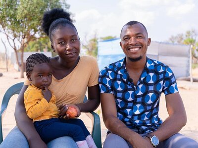 Photo: WFP/HekamiMedia/Photographer A man, his wife, and their child.