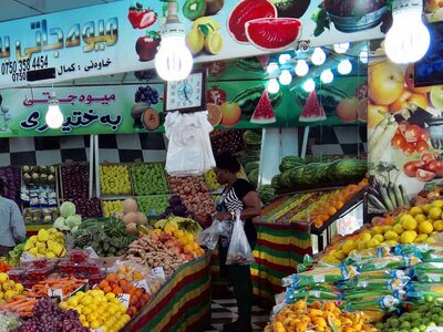 Photo: WFP/Photolibrary Woman buying fresh fruits and vegetables