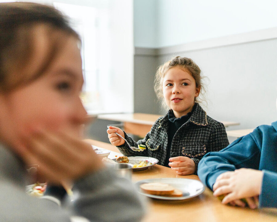 School kids enjoying a WFP-supported meal. Some are studying in underground bunkers. WFP/Sayed Asif Mahmud