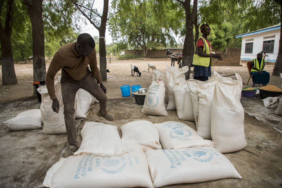 Workers prepare a WFP food distribution in the northeastern Central African town of Birao, where tens of thousands of war-displaced Sudanese have found refuge. Photo: WFP/Aurore Vinot