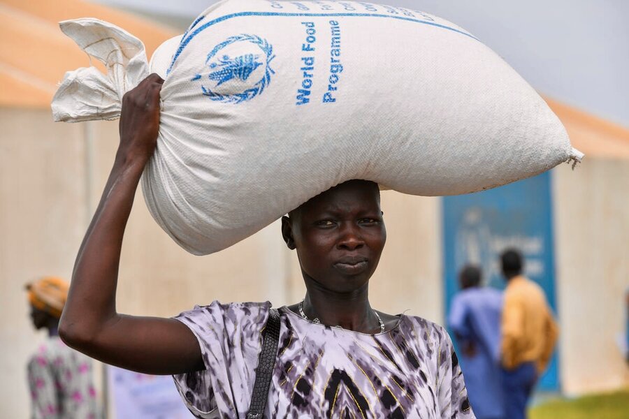 A South Sudanese woman balances a bag of WFP food on her head. Photo: WFP/Michael Tewelde