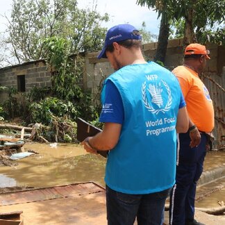 Dominican Civil Defense and WFP employees carry out an assessment in the city of Higüey, province of La Altagracia, after the passage of Hurricane in September 2022. Photo: WFP/Marcelle Rodriguez